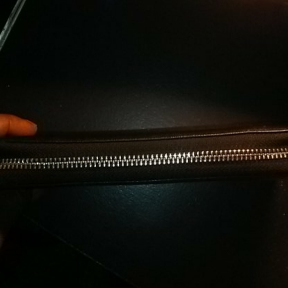 Guess - Picture 2 of 4